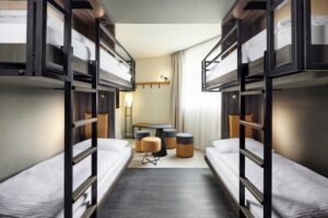 Ein Vierbettzimmer im Saarbrückener H2. Bild: H-Hotels GmbH/Florian Groehn